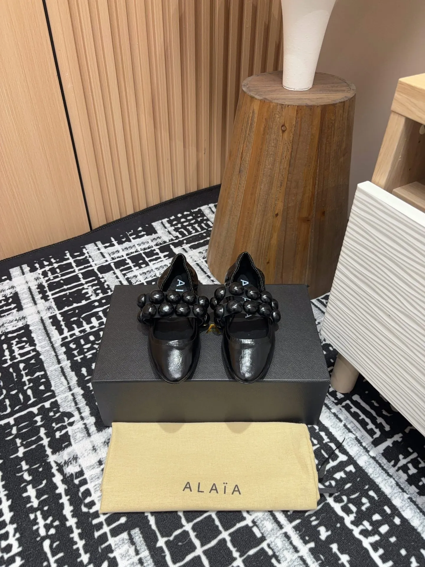 Alaila Sphere Ballet Flats In Black Glossy Calfskin 964200