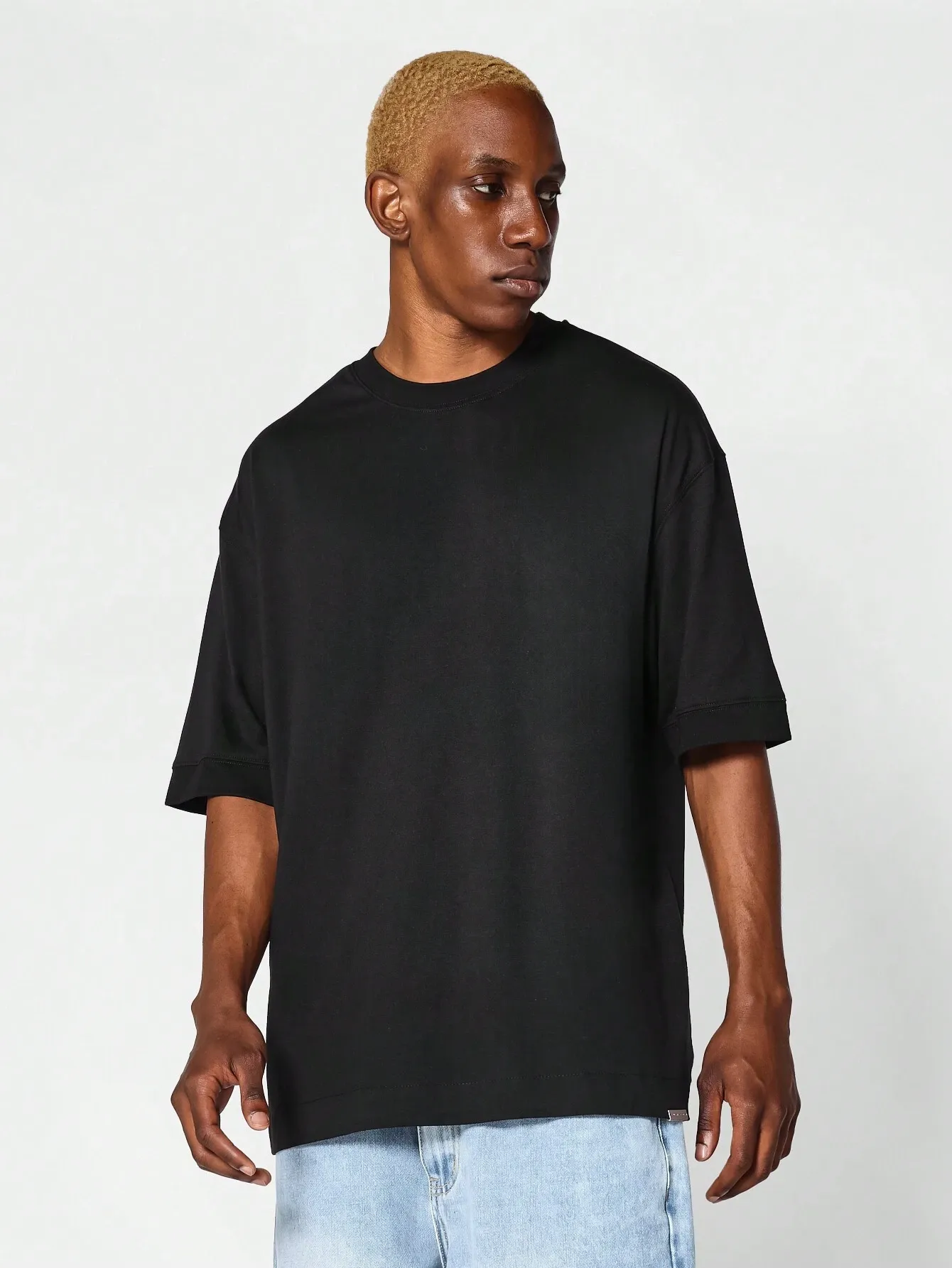 Bram | Στιλιζαρισμένο μαύρο oversized μπλουζάκι για την καλοκαιρινή περίοδο