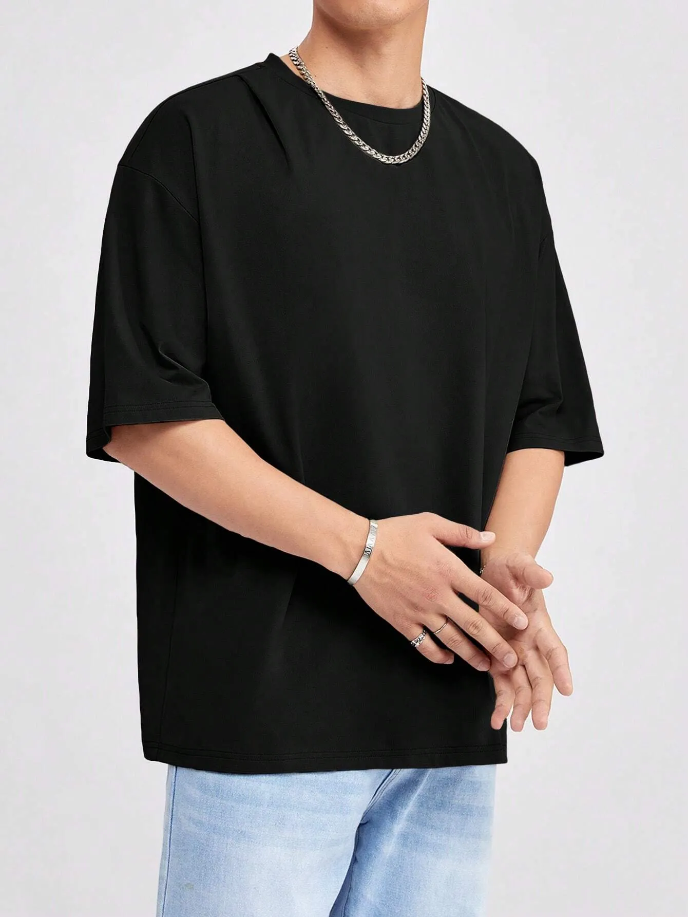 Bram | Στιλιζαρισμένο μαύρο oversized μπλουζάκι για την καλοκαιρινή περίοδο