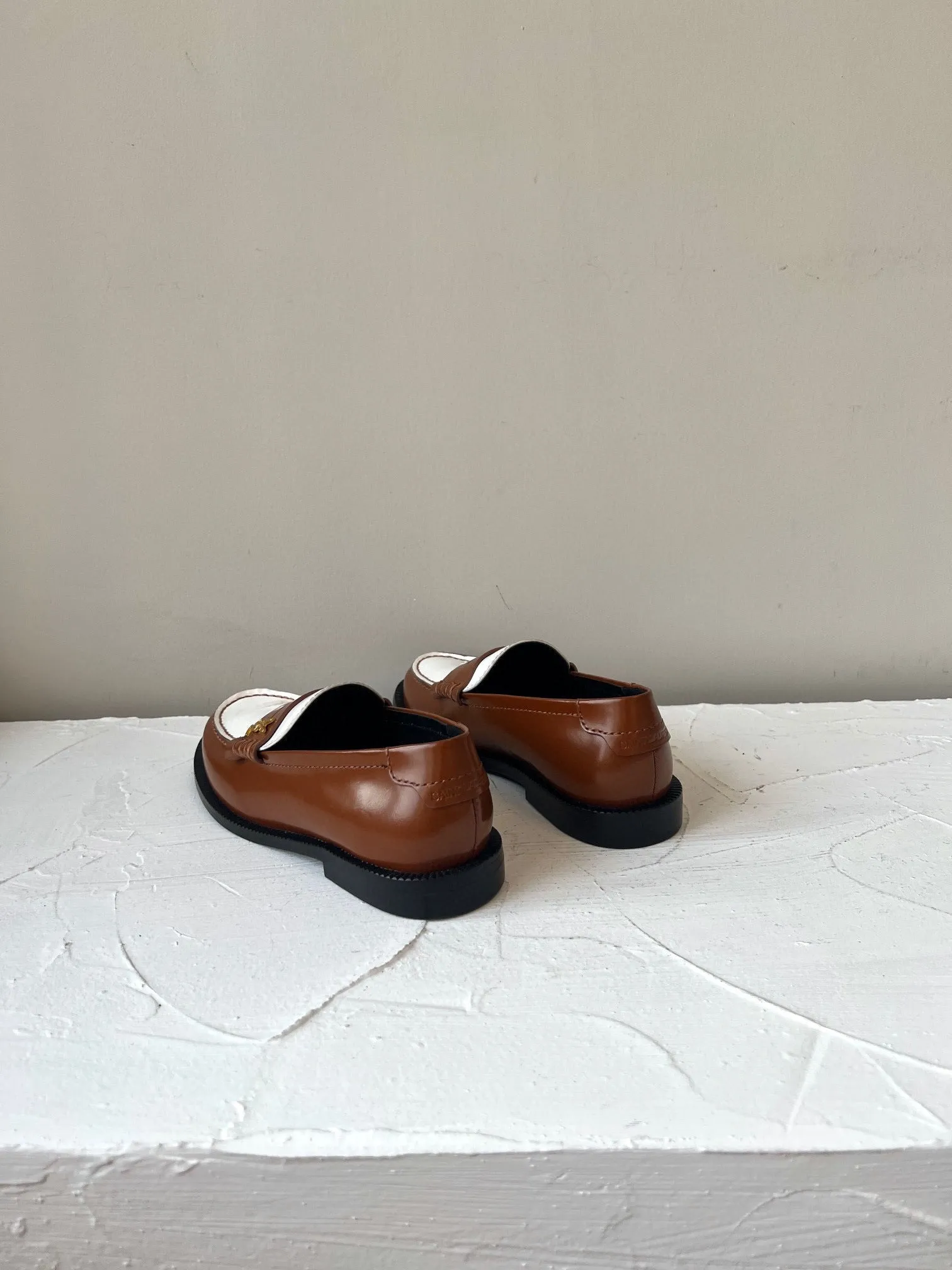 Customer-focused SL AND Laurent LE BROWN Seamless integration Saint CALFSKIN WHITE LOAFER
