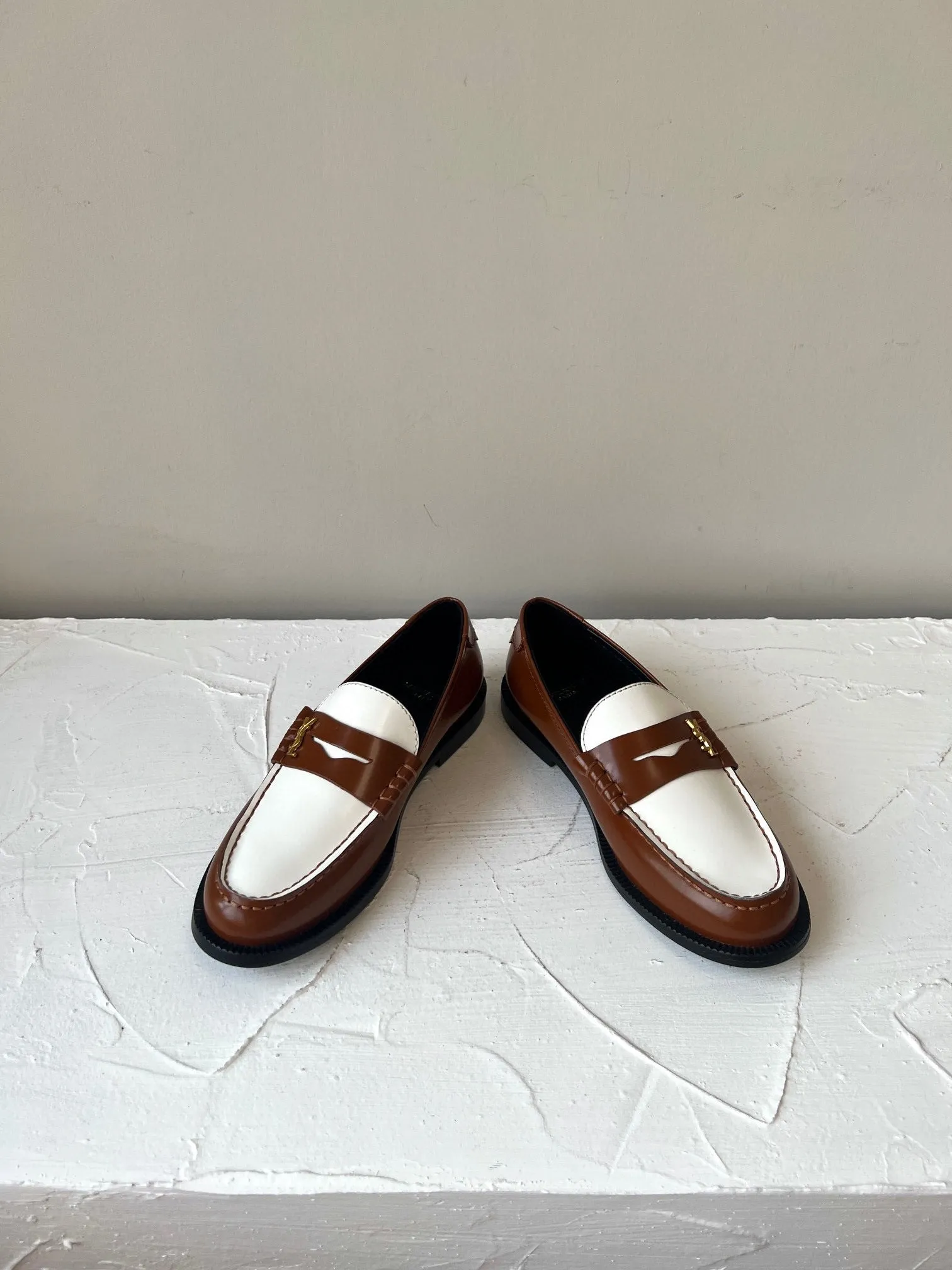 Customer-focused SL AND Laurent LE BROWN Seamless integration Saint CALFSKIN WHITE LOAFER