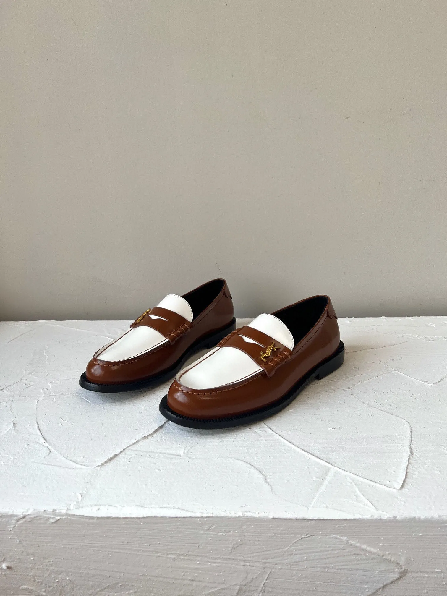 Customer-focused SL AND Laurent LE BROWN Seamless integration Saint CALFSKIN WHITE LOAFER