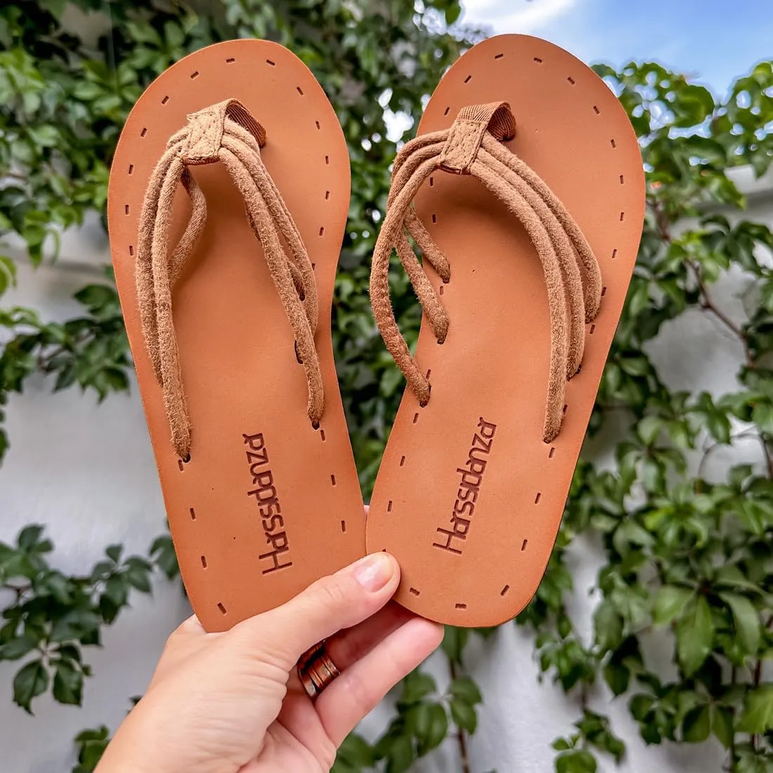 Harssidanzar Women's Flip Flops Lightweight Comfortable Summer Beach Thong Sandals with Arch Support KL221US