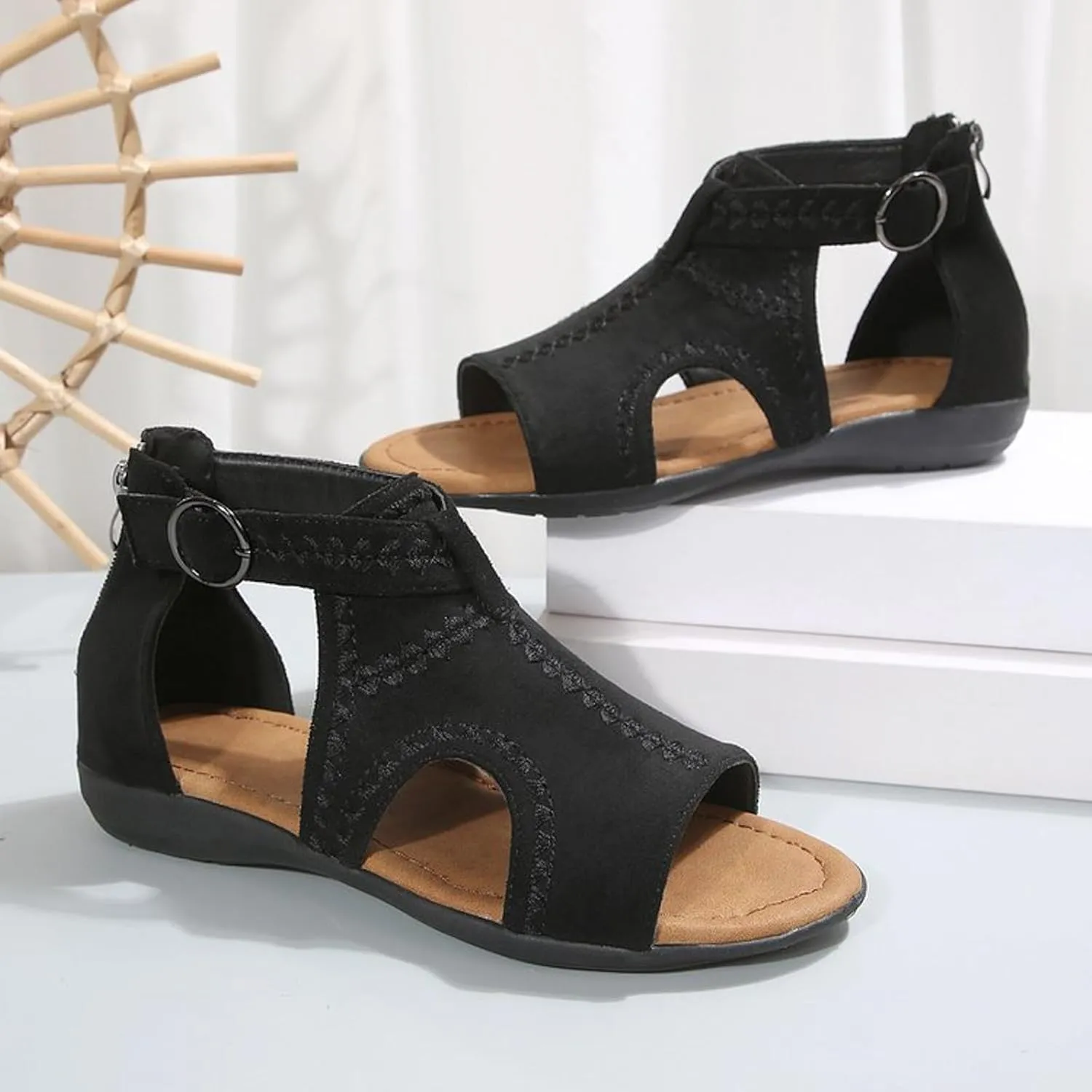 ZSpzx Flat Sandals for Women 2025,Ladies Summer Peep Toe Slip On Strappy Lightweight Sandal Comfortable Beach Hollow Out Non-Slip Casual Shoes Stylish Footwear for Daily Wear Outdoor Indoor